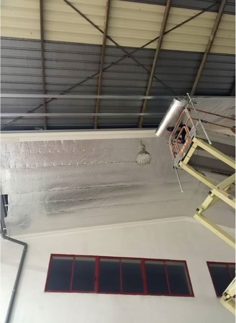 שכבת בידוד רפלקטיבית מותקנת על תקרת הפנים של מחסן Alcamen