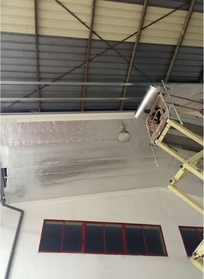 שכבת בידוד רפלקטיבית מותקנת על תקרת הפנים של מחסן Alcamen